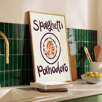 Pastaposter Spaghetti Pomodoro på köksbänk med grönt kakel