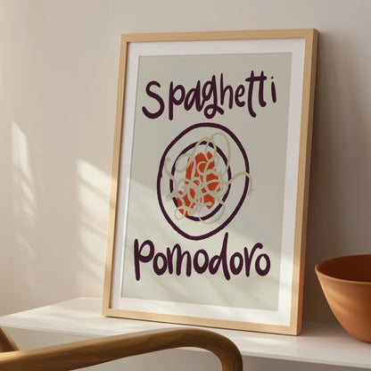 Pastaposter Spaghetti Pomodoro i aubergine på creme, på konsolbord med skål
