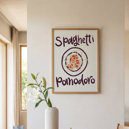 Pastaposter Spaghetti Pomodoro upphängd i hall vid fönster med vas