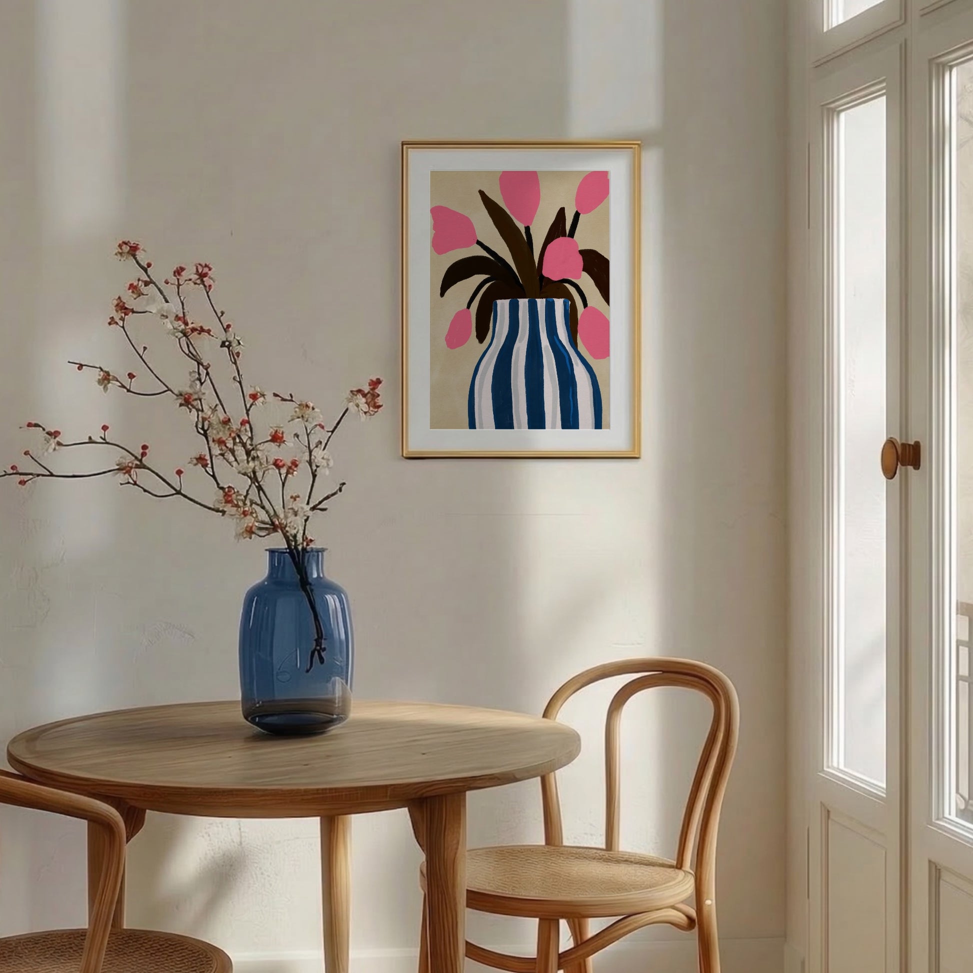 Inramad väggkonst föreställande en illustration av tulpaner och en kruka. Färgerna är rosa, blå och vit. Postern är inramad och sitter på väggen i en matsal i skandinavisk inredningsstil.