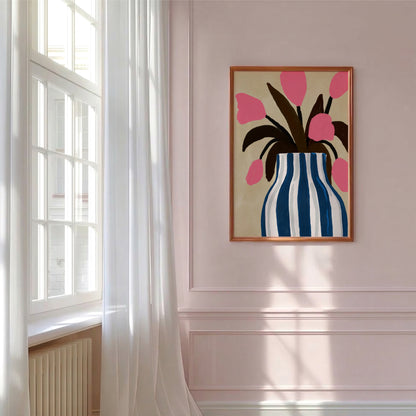 Illustration med rosa tulpaner i en blå och vit randig vas. Postern är inramad i en träram hängandes på väggen i ett ljus rosa vardagsrums med ljusinsläpp från vänster. 