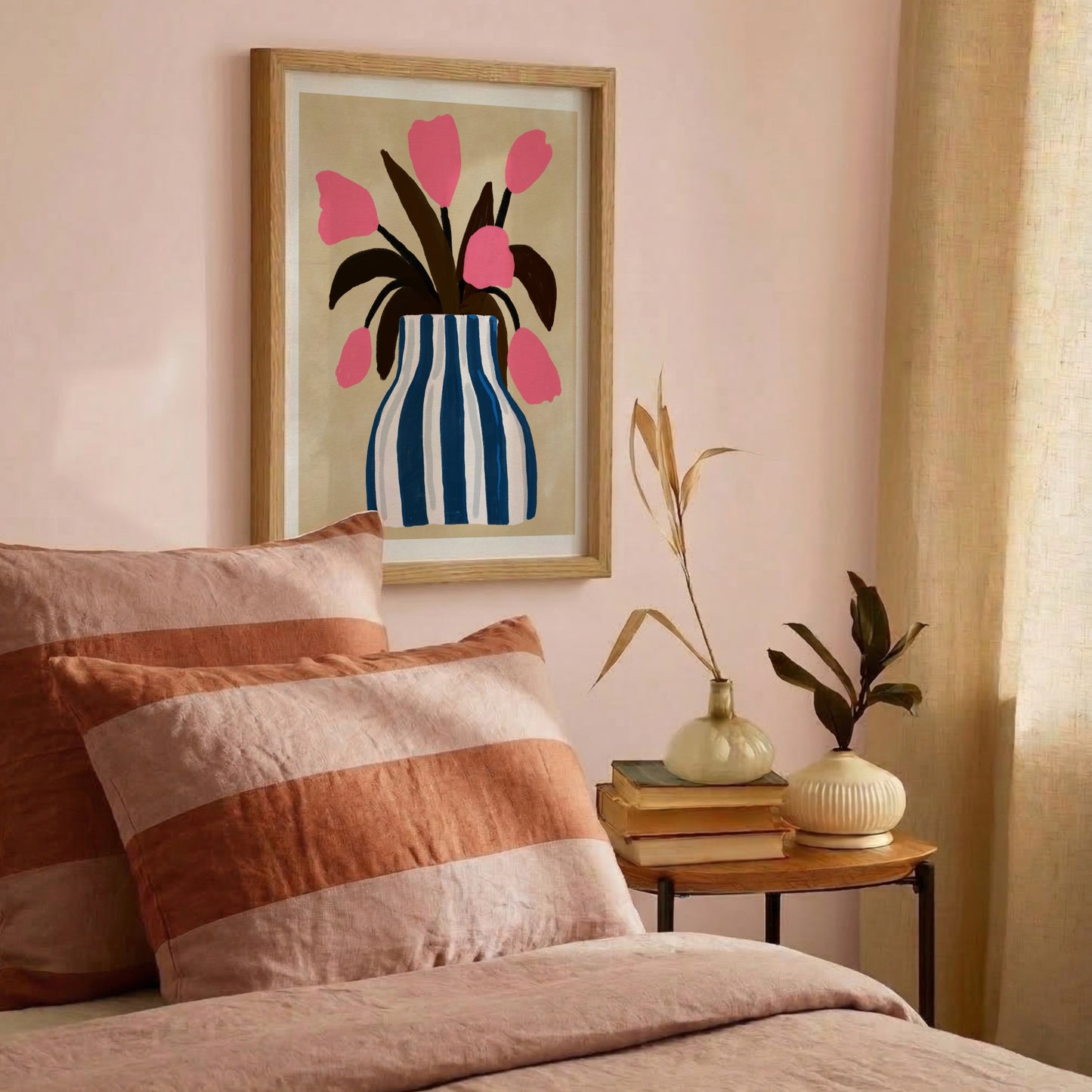Poster Rosa Tulpaner i Blårandig Vas – Botanisk Väggkonst