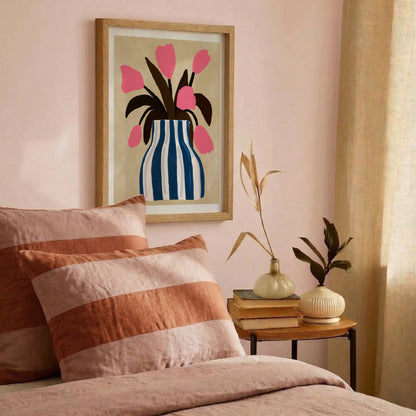 Poster Rosa Tulpaner i Blårandig Vas – Botanisk Väggkonst