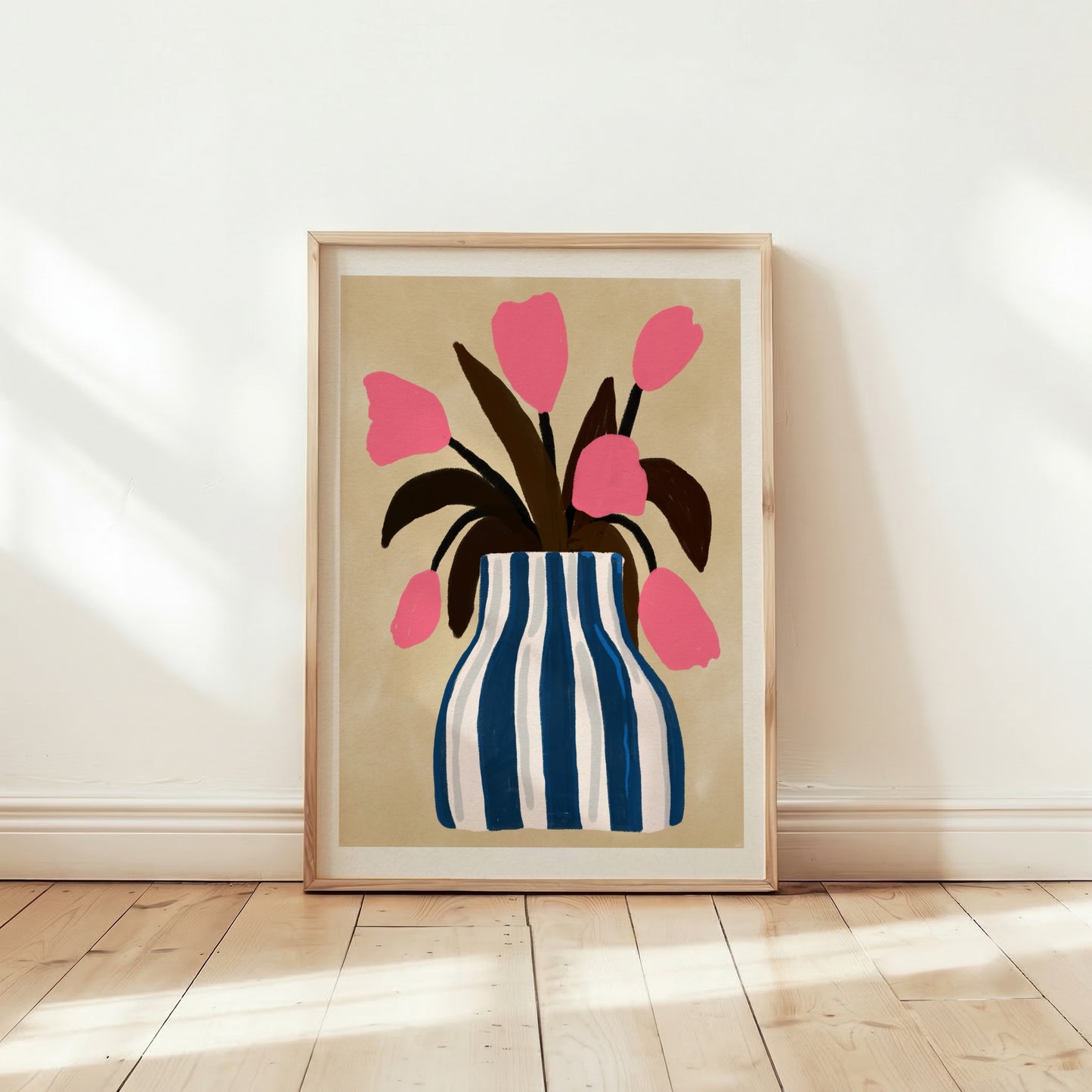 Poster Rosa Tulpaner i Blårandig Vas – Botanisk Väggkonst