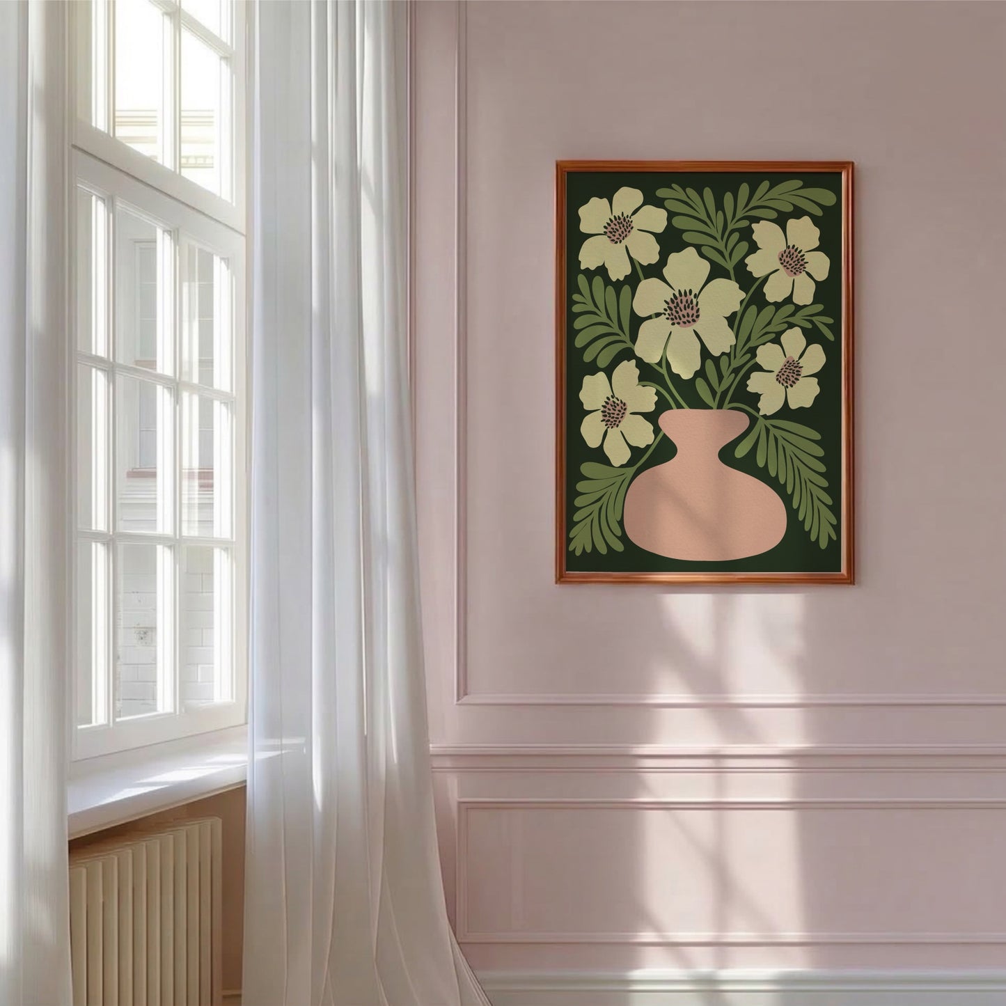 Poppy Green-poster i vardagsrum vid fåtölj