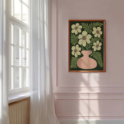 Poppy Green-poster i vardagsrum vid fåtölj