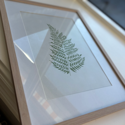 Konsttryck av en grön akvarell-ormbunke, tryckt på matt premiumpapper för en naturlig känsla.