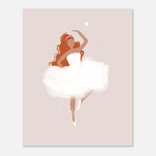 En söt och drömsk barntavla föreställande en ballerina i rosa tyllkjol mot en mjukt beige bakgrund. Handritad poster av Tove Malm för barnrumsinredning.