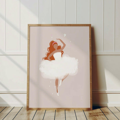 Ballerinatavlan inramad i en vit ram i ett ljust och harmoniskt barnrum. Visar hur postern skapar en magisk och elegant atmosfär på väggen.