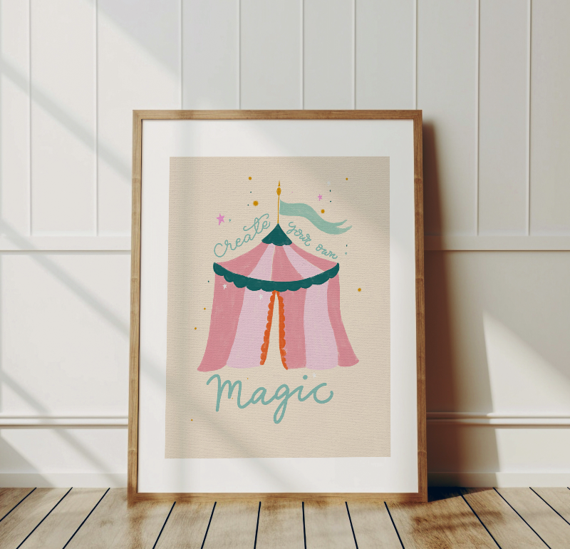 Cirkuspostern inramad i en ljus träram i ett harmoniskt barnrum. Visar hur motivet fungerar som en inspirerande och dekorativ barntavla för sängplatsen.