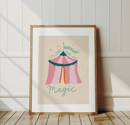 Cirkuspostern inramad i en ljus träram i ett harmoniskt barnrum. Visar hur motivet fungerar som en inspirerande och dekorativ barntavla för sängplatsen.