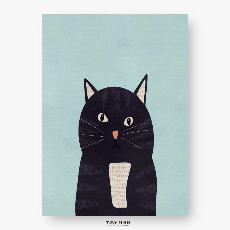 En söt och modern barntavla föreställande katten Fräsig mot en ljusblå bakgrund. Handritad kattposter av Tove Malm, perfekt för barnrumsinredning.