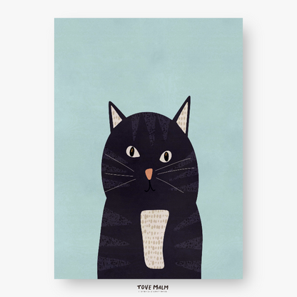 En söt och modern barntavla föreställande katten Fräsig mot en ljusblå bakgrund. Handritad kattposter av Tove Malm, perfekt för barnrumsinredning.