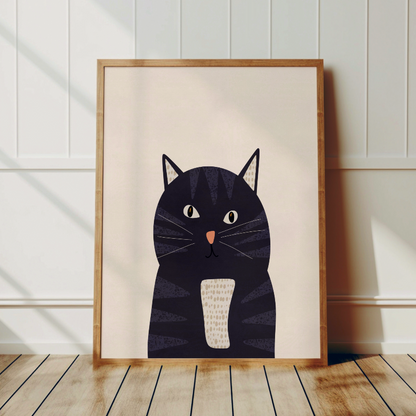 Inramad barntavla med en gullig svartrandig katt i en ekram, placerad i ett barnrum för en lekfull inredning.
