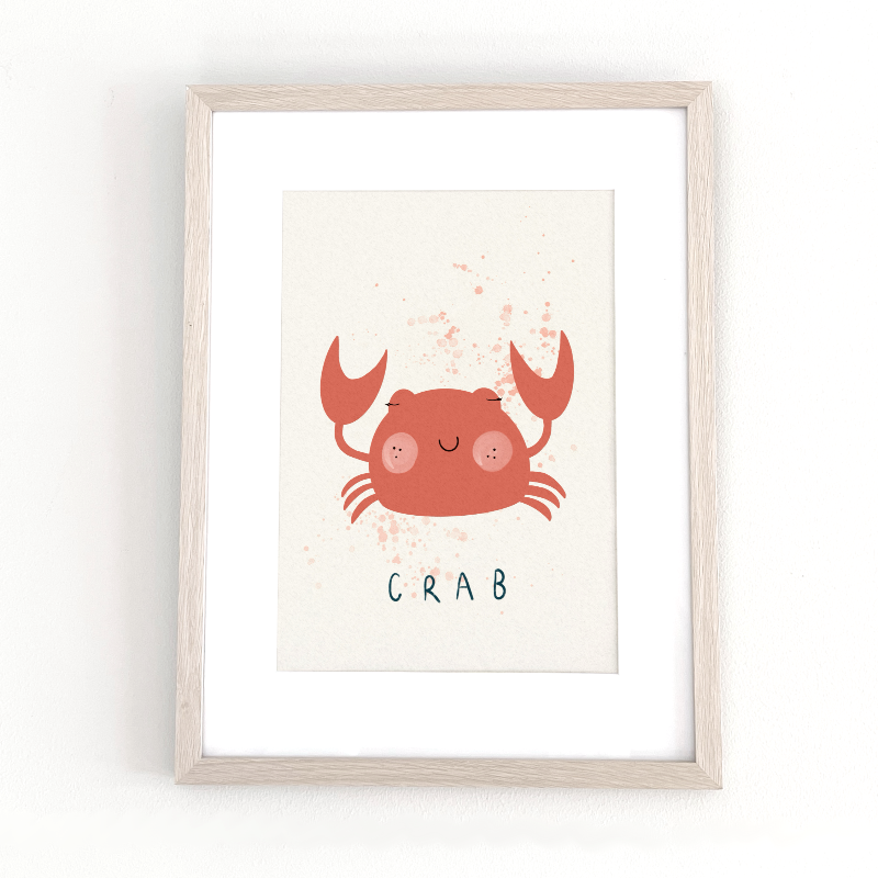 Krabbpostern inramad i en ljus träram i ett mysigt barnrum med marina detaljer. Visar hur motivet fungerar som en söt och färgstark inredningsdetalj för barn.
