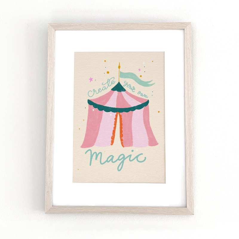 Cirkuspostern inramad i en ljus träram i ett harmoniskt barnrum. Visar hur motivet fungerar som en inspirerande och dekorativ barntavla för barnrummet