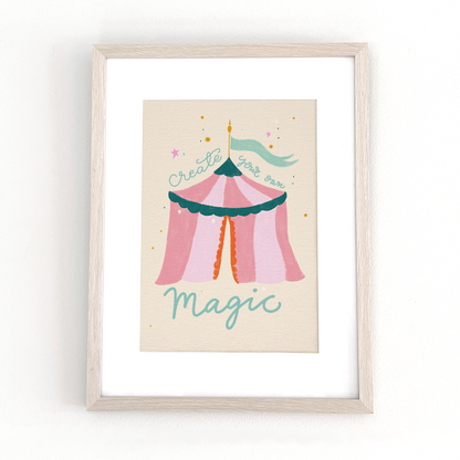 Cirkuspostern inramad i en ljus träram i ett harmoniskt barnrum. Visar hur motivet fungerar som en inspirerande och dekorativ barntavla för barnrummet