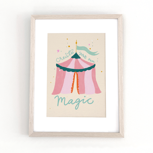 Cirkusposter "Create Your Own Magic" i ljus träram, rosa randigt tält, för barnrum