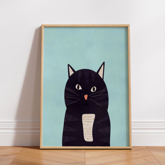 Katt poster med en svart och grå randig kisse, träram lutad mot vit vägg