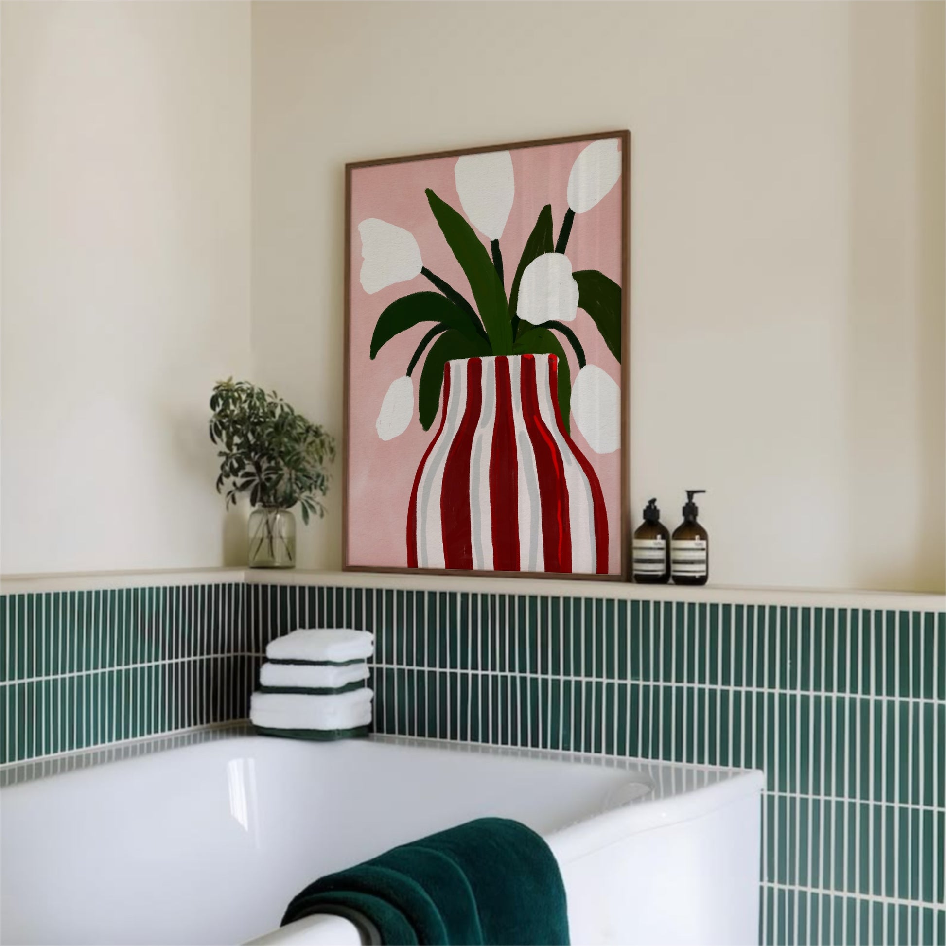 Lekfull poster med botaniskt motiv i en ljus träram mot grönt badrumskakel, skandinavisk badrumsinredning med personlig touch