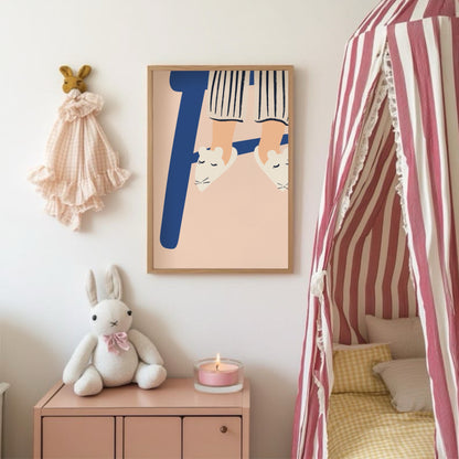 Söt barnrumsinredning med en rosa poster föreställande fötter i mustofflor, placerad nära en säng.