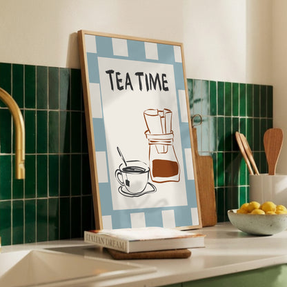 Inredningsdetaljer i ett ljust kök där Tea Time-postern med blå schackrutor skapar en lekfull atmosfär. En perfekt väggdekor för den som älskar Dopamine Decor och personlig matkonst.