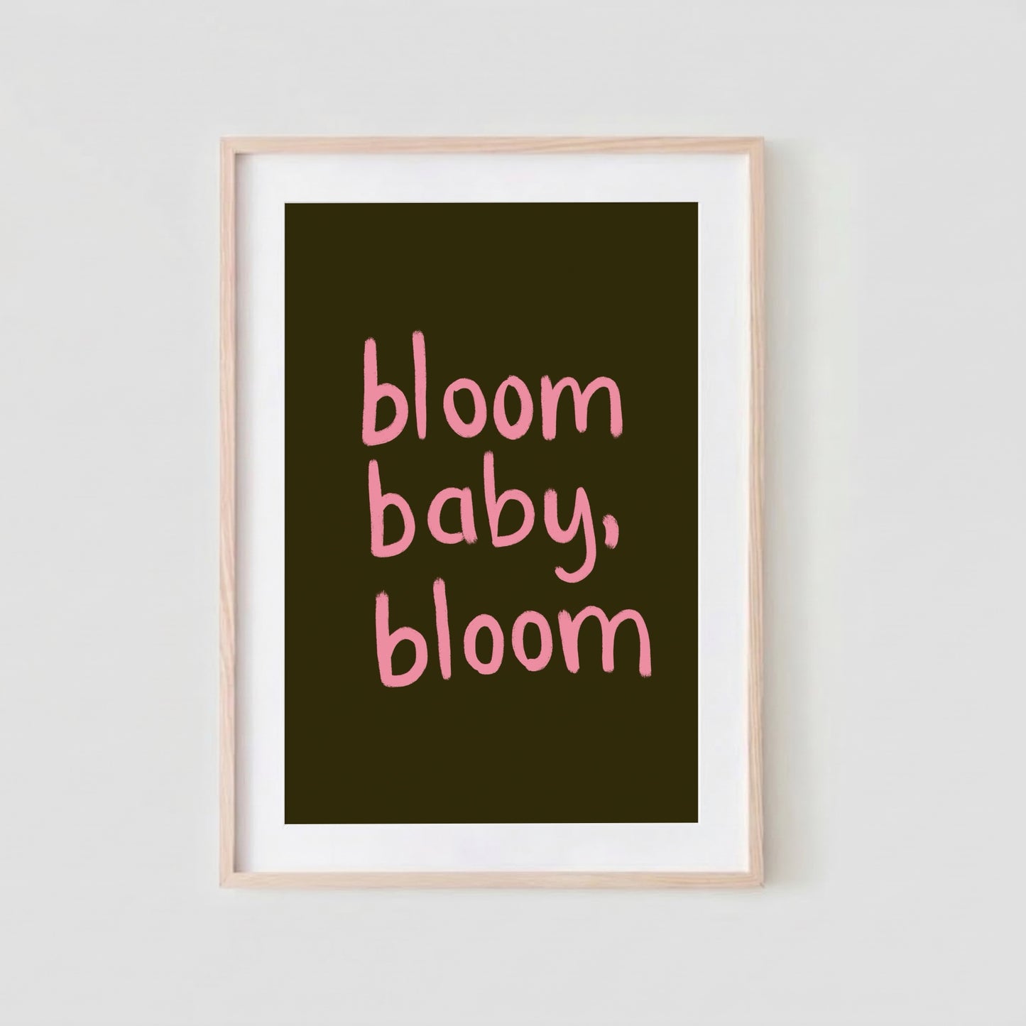 Bloom, Baby, Bloom – Typografisk Poster i Rosa och Brunt
