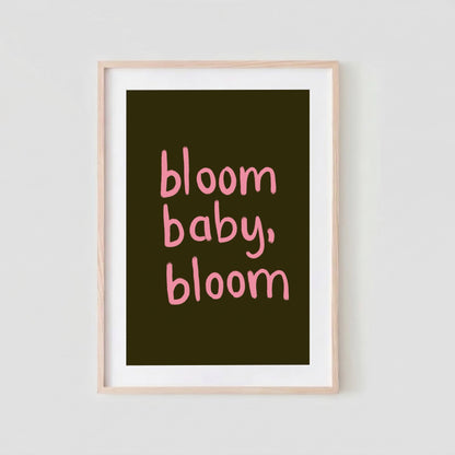 Bloom, Baby, Bloom – Typografisk Poster i Rosa och Brunt