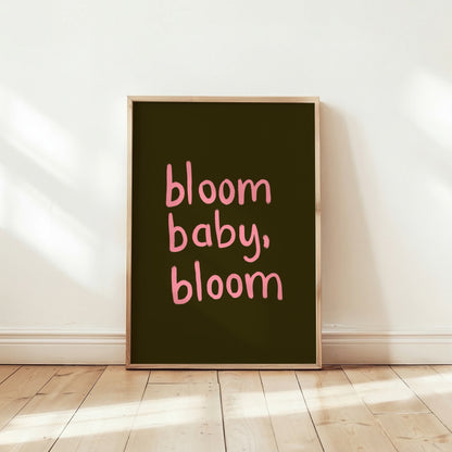 Bloom, Baby, Bloom – Typografisk Poster i Rosa och Brunt