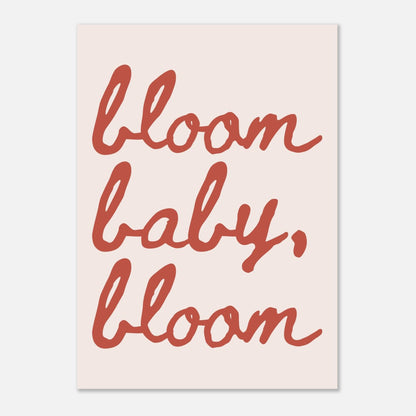 Typografisk poster med texten Bloom Baby Bloom i handritad stil på vit bakgrund