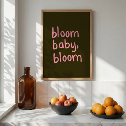 Bloom, Baby, Bloom – Typografisk Poster i Rosa och Brunt