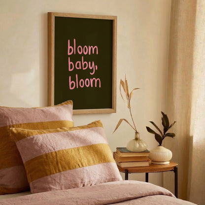 Bloom, Baby, Bloom – Typografisk Poster i Rosa och Brunt