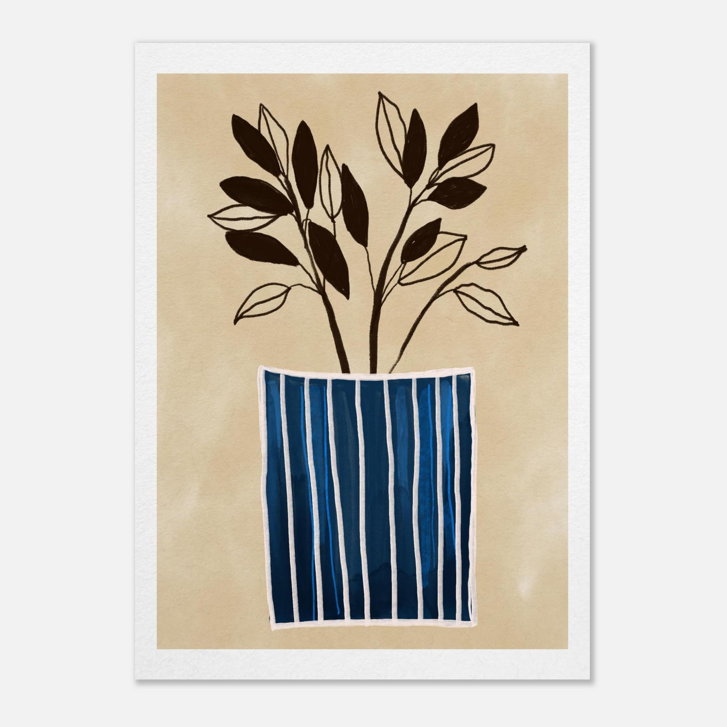 Minimalistisk botanisk poster med en blårandig vas och handritade blad i svarta konturer. Illustrationen har en tydlig hantverkskänsla med digital oljetextur på en varm beige bakgrund – skandinavisk väggkonst av Tove Malm.