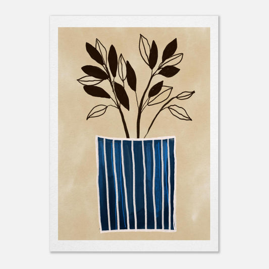 Minimalistisk botanisk poster med en blårandig vas och handritade blad i svarta konturer. Illustrationen har en tydlig hantverkskänsla med digital oljetextur på en varm beige bakgrund – skandinavisk väggkonst av Tove Malm.