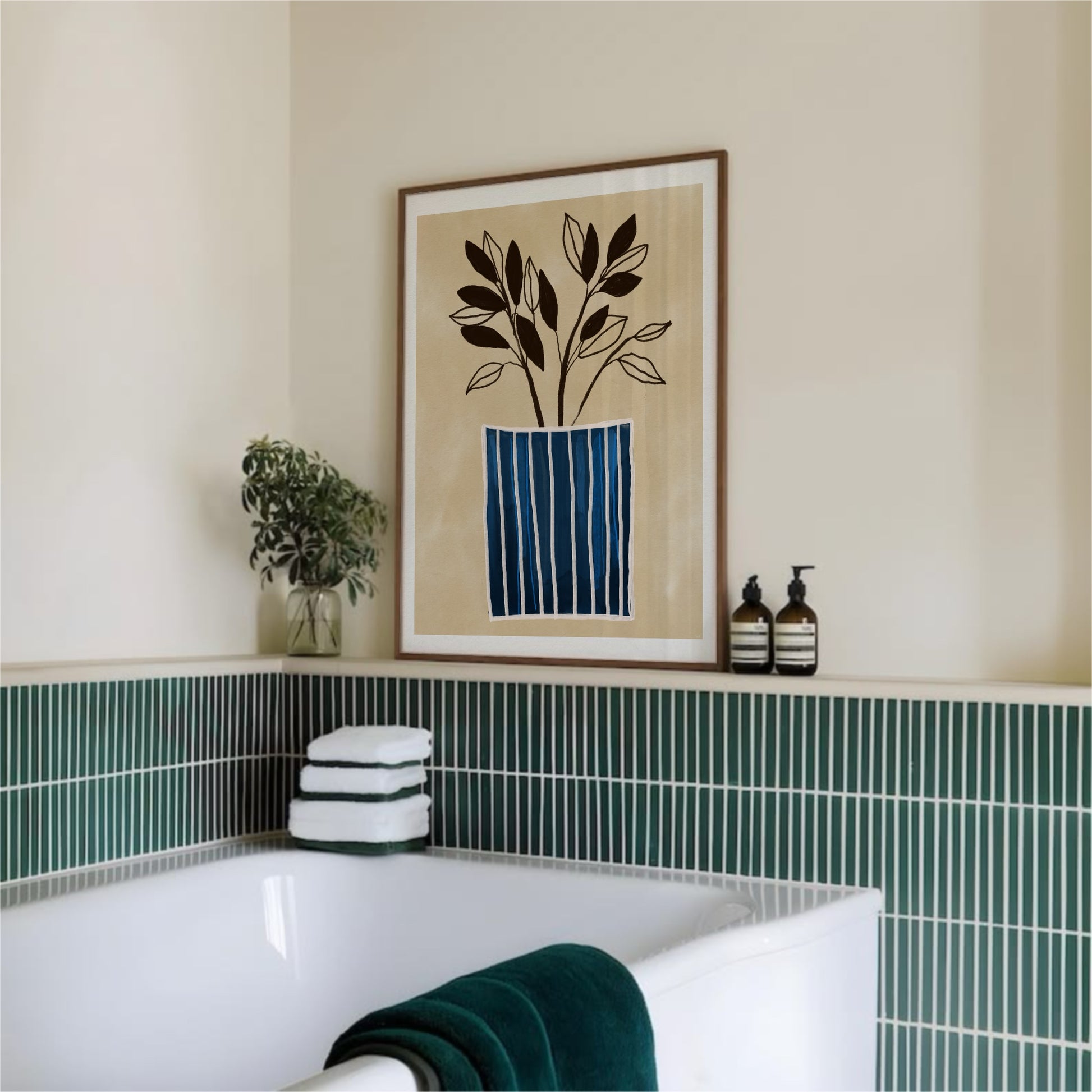 Inramad minimalistisk poster med en blårandig vas och handritade blad hängandes ovanför ett badkar. Miljöbilden visar ett lyxigt badrum med grönt kakel och spa-produkter, vilket illustrerar en perfekt badrumsinredning med skandinavisk väggkonst.