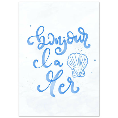 En harmonisk akvarellposter med texten "Bonjour la mer" och ett abstrakt havsmotiv i blått och beige. Modern väggkonst med Medelhavskänsla skapad av Tove Malm.