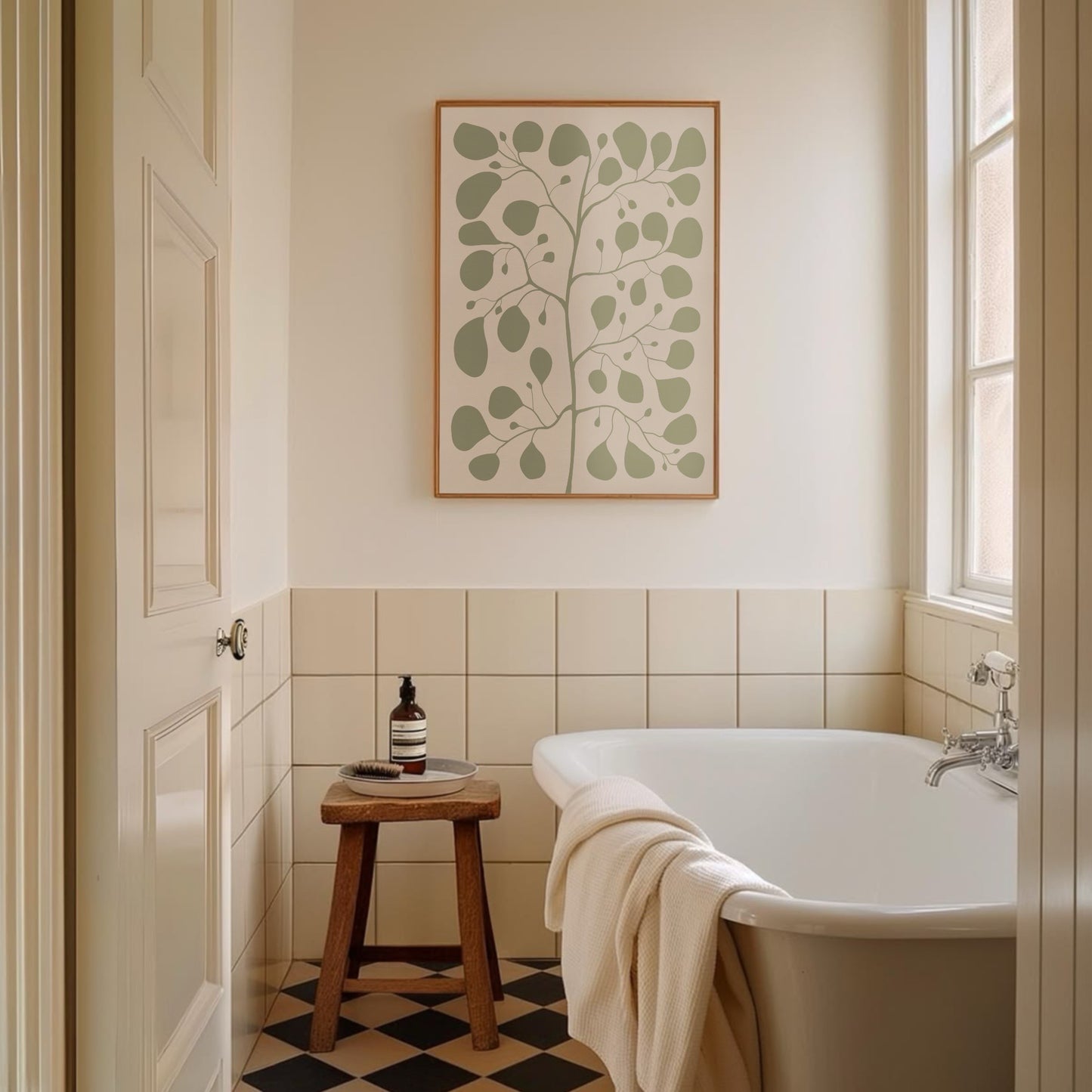 Pilea Jade poster inramad i en ljus träram i ett stilrent badrum. Visar hur botanisk konst ger en lugnande känsla i modern skandinavisk inredning.