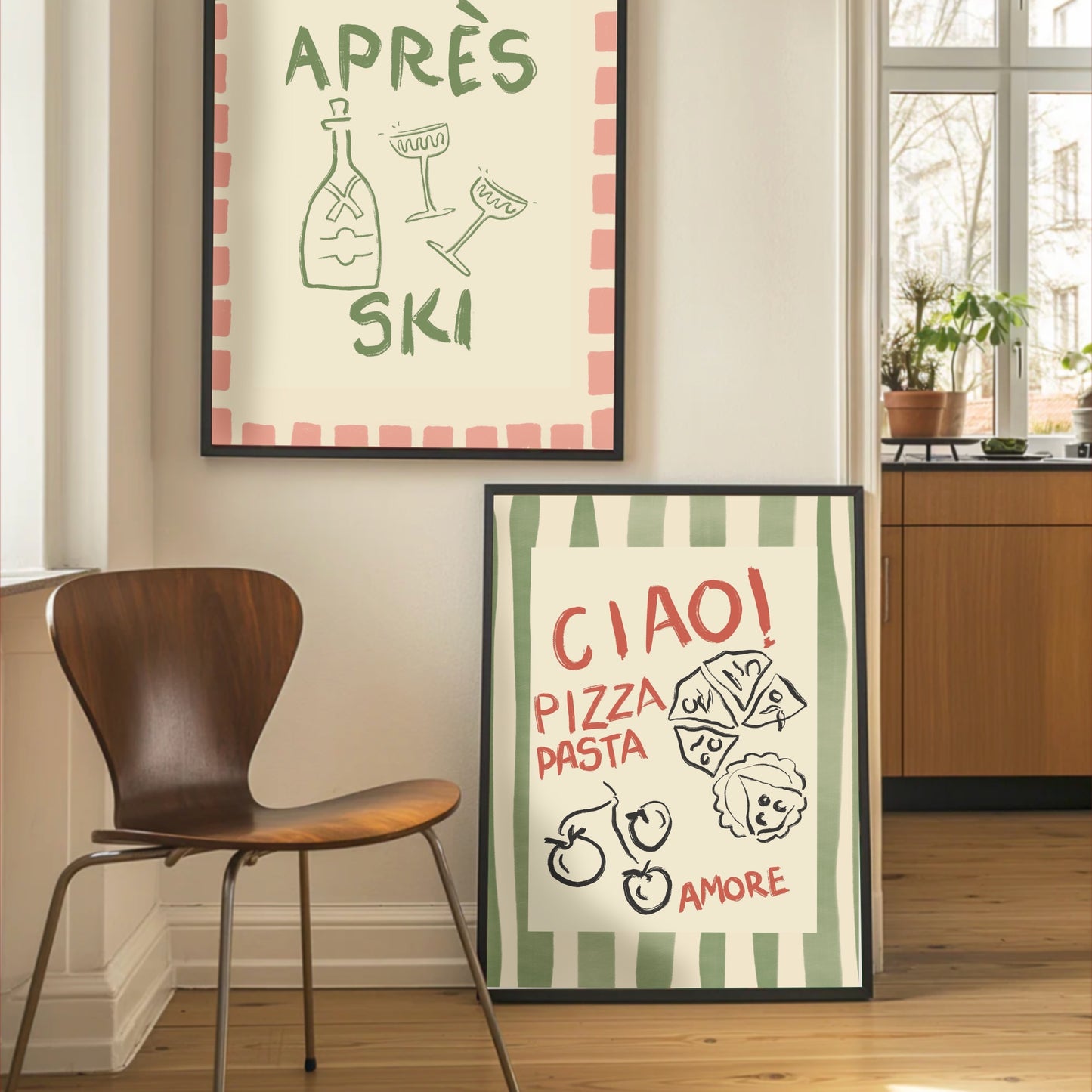 Italiensk väggdekor i form av en handritad poster i svart ram lutad mot en vägg. Motivet Ciao Pizza Pasta Amore i grönt kombinerar Scandi-Retro estetik med modern typografi för en unik matsal.