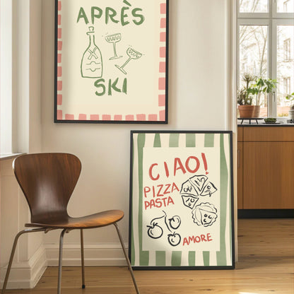Italiensk väggdekor i form av en handritad poster i svart ram lutad mot en vägg. Motivet Ciao Pizza Pasta Amore i grönt kombinerar Scandi-Retro estetik med modern typografi för en unik matsal.