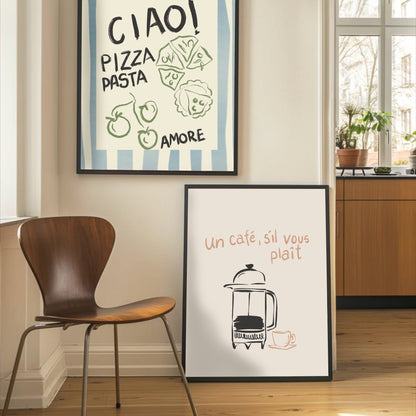 En blårandig poster med handritad matkonst hängande på en ljus vägg ovanför en stilren trästol. Motivet med italiensk typografi skapar en trendig Scandi-Retro känsla i hemmet.