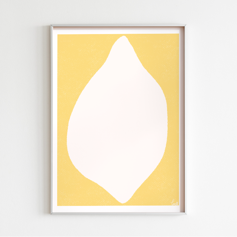 Den gula grafiska citronpostern inramad i en stilren vit ram på en ljus vägg. Visar hur motivet fungerar som ett färgglatt blickfång i en minimalistisk inredning.