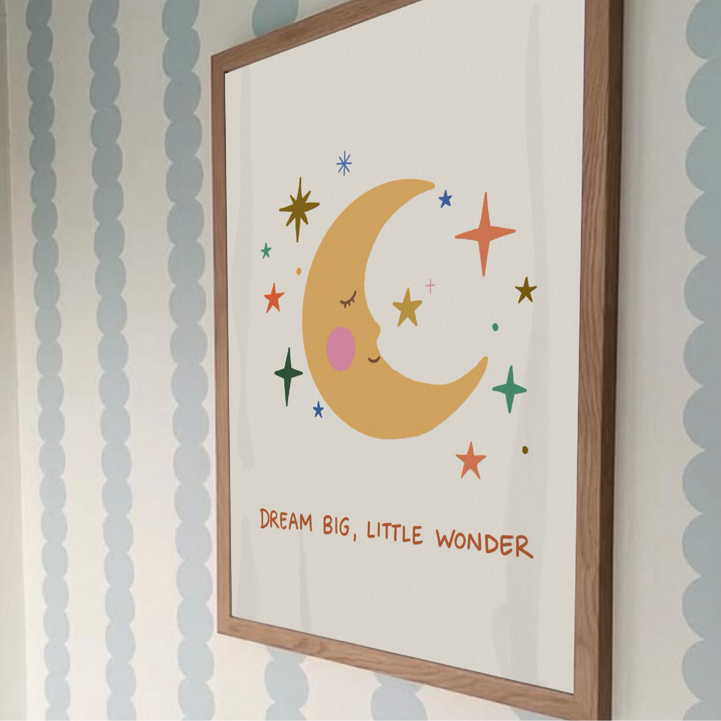 Närbild på barnrumstavlan Dream Big Little Wonder som visar de fina färgerna och det matta premiumpapperet.