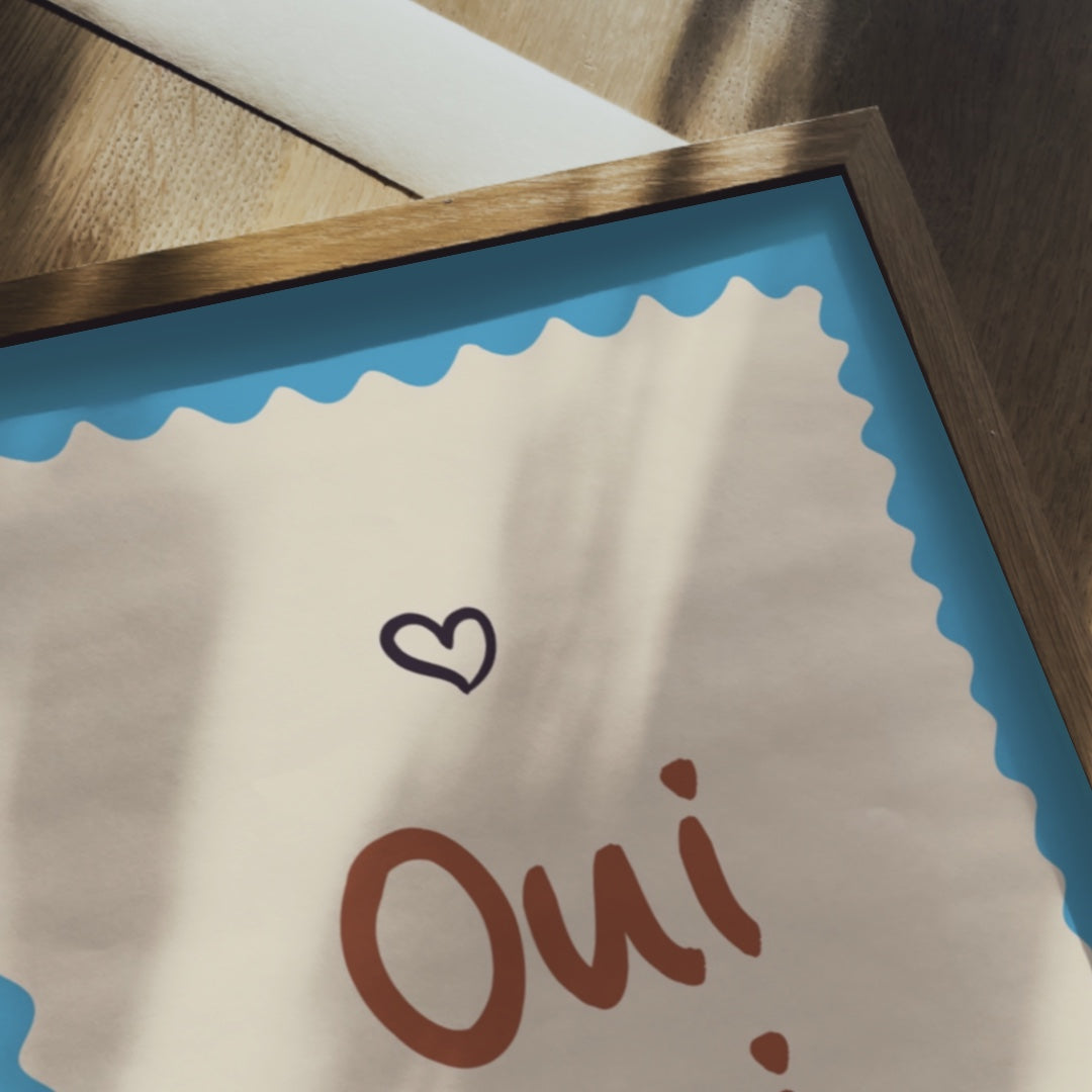 Närbild på Oui Oui-poster som visar den handritade känslan och den turkosa vågiga inbyggda ramen.
