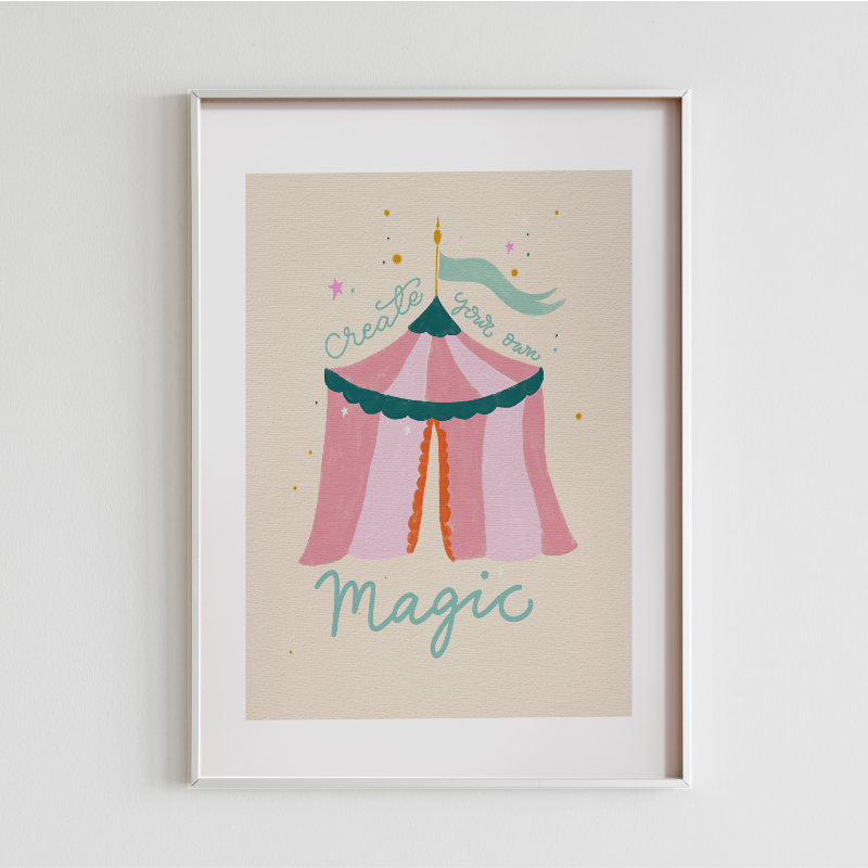 Inramad cirkusillustrationen som visar färgern och pappers kvalitet och de fina detaljerna i färgerna och budskapet "Create Your Own Magic".
