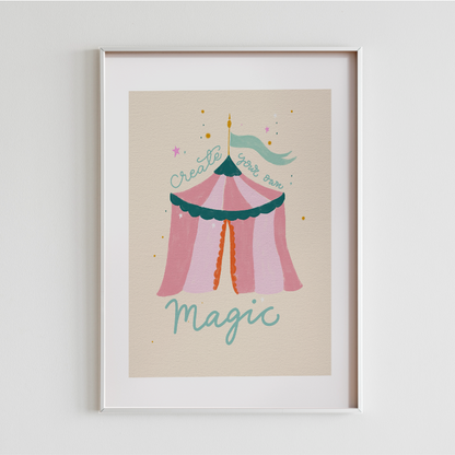Inramad cirkusillustrationen som visar färgern och pappers kvalitet och de fina detaljerna i färgerna och budskapet "Create Your Own Magic".
