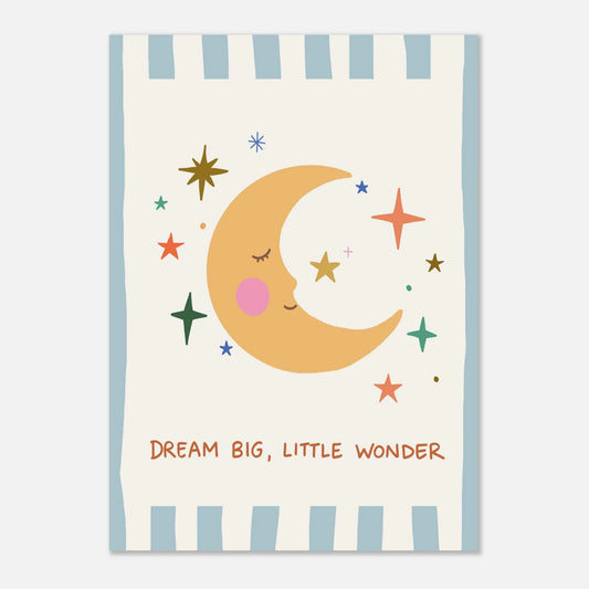Barnrumstavla med en leende måne, färgglada stjärnor och blårandig ram i bohemisk stil med texten Dream Big Little Wonder.