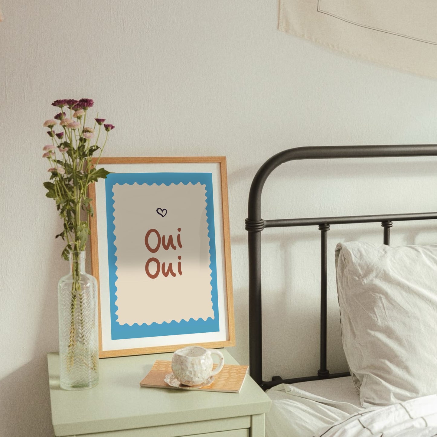 Färgstark inredning med Oui Oui poster i terracotta och turkosblått, en perfekt detalj för dopamine decor-stilen.