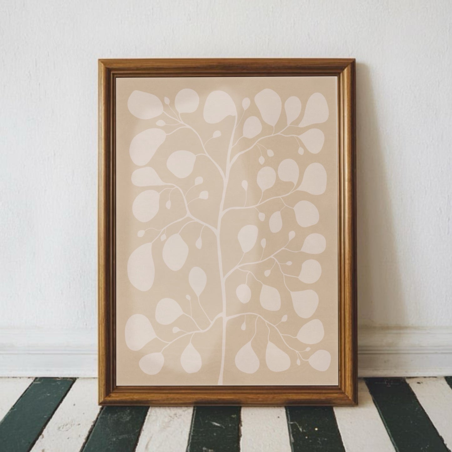 Den fysiska postern Pilea Lucent White i en mörk träram som framhäver den mjuka kontrasten mellan den vita illustrationen och den beige canvas-bakgrunden.