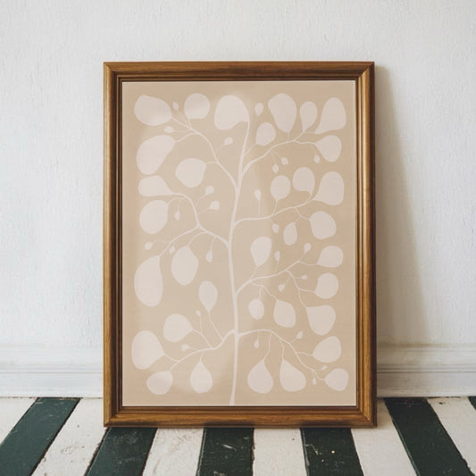 Den fysiska postern Pilea Lucent White i en mörk träram som framhäver den mjuka kontrasten mellan den vita illustrationen och den beige canvas-bakgrunden.