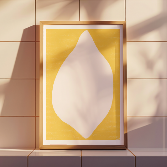 Minimalistisk citronposter i gult i svart ram, lutad mot en kaklad köksvägg.